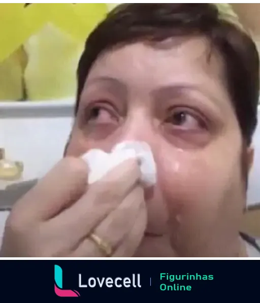 Imagem de uma pessoa chorando e enxugando as lágrimas com um lenço, demonstrando tristeza e dor