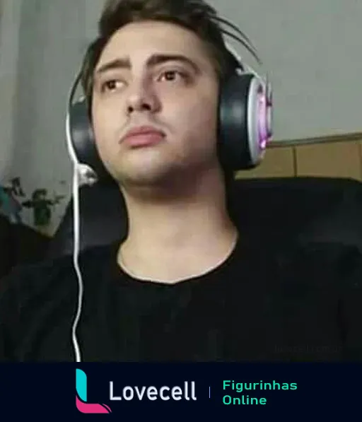 Imagem do Alanzoka, famoso gamer, usando um headset preto com detalhes em vermelho, olhando fixamente para a tela enquanto joga.