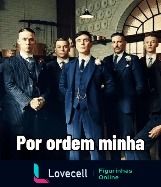 Cinco homens vestidos com trajes elegantes de 1920 em um cenário vintage, sérios e determinados, com o texto 'Por ordem minha' de Peaky Blinders