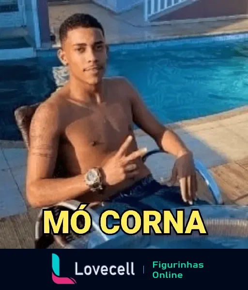 Imagem de um jovem sem camisa sentado à beira da piscina fazendo sinal de paz com a mão, com o texto 'MÓ CORNA' em destaque.