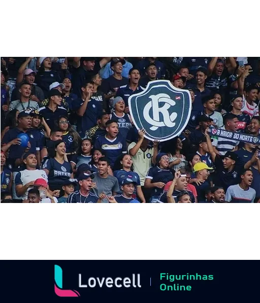 Torcida do Clube do Remo vibrante e empolgada em jogo de futebol, fãs com camisas azuis e grande escudo do time visível