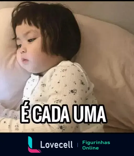 Uma criança com cabelo curto e escuro, olhando pensativa para um celular enquanto está deitada em uma cama, com a frase 'É cada uma' escrita em letras grandes na parte inferior.