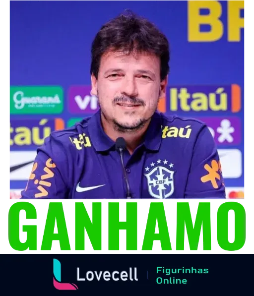 Homem sorridente em coletiva de imprensa vestindo agasalho azul da CBF com logos da Vivo e Itaú, com texto 'GANHAMOS' destacado, celebrando vitória da Seleção Brasileira de Futebol