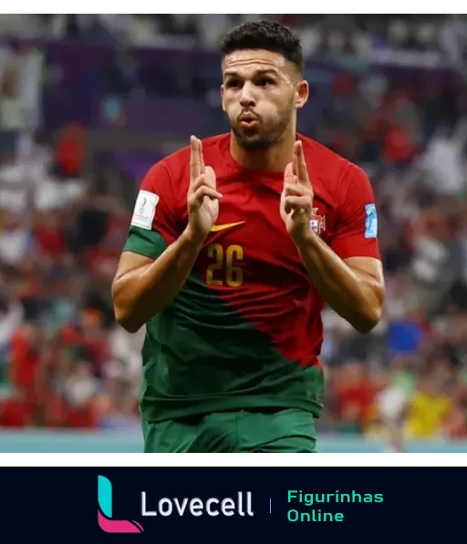 Figurinha de jogador da seleção de Portugal comemorando com uniforme verde e vermelho, fazendo sinal de 'V' com as mãos em estádio lotado