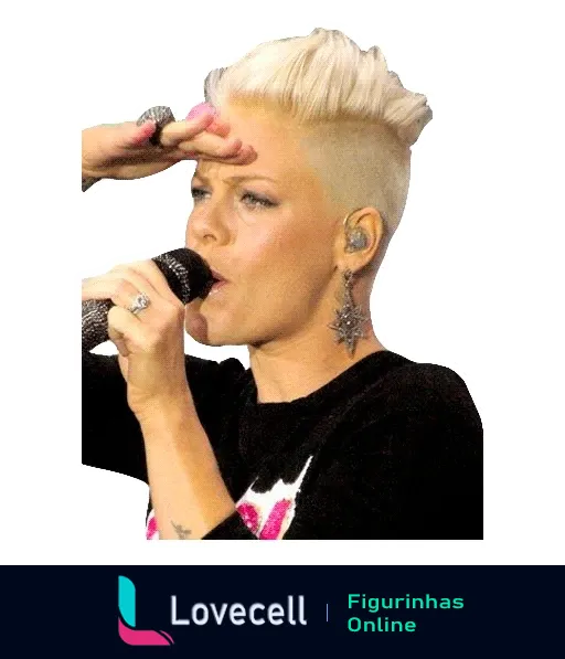 Figurinha da cantora Pink cantando ao vivo, segurando um microfone com a mão direita, cabelo curto platinado e top preto com detalhes rosa