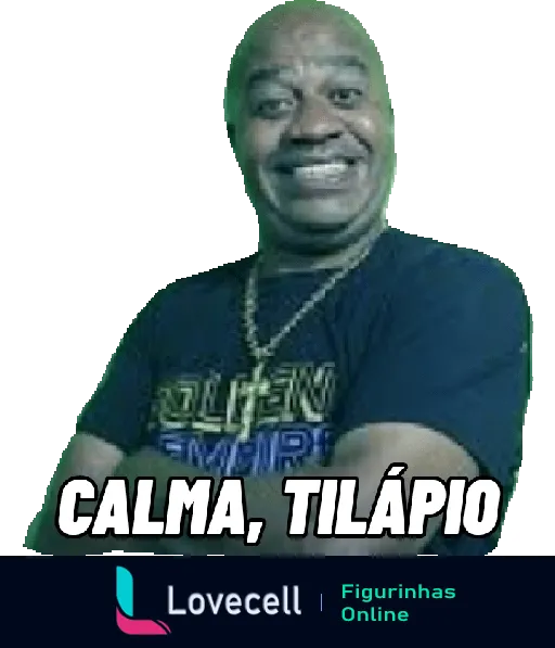 Homem sorrindo tranquilamente com roupa casual e fundo verde, texto 'CALMA, TILÁPIO' na parte superior indicando humor