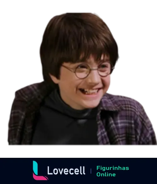 Harry Potter sorrindo, usando óculos redondos e suéter sobre camisa xadrez, expressando felicidade e jovialidade