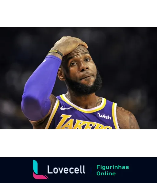 Foto de Lebron James dos Lakers pensativo em quadra, vestindo uniforme roxo e amarelo, com o braço levantado e mão na cabeça.