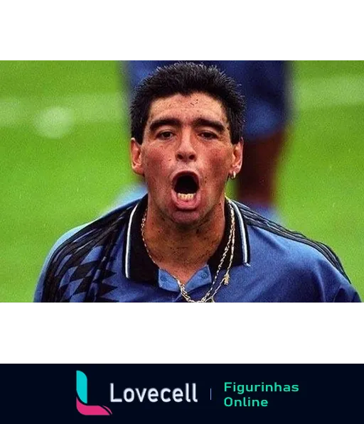 Figurinha de jogador de futebol com uniforme azul e preto celebrando apaixonadamente em campo, com boca aberta e corrente de ouro, expressando emoção intensa