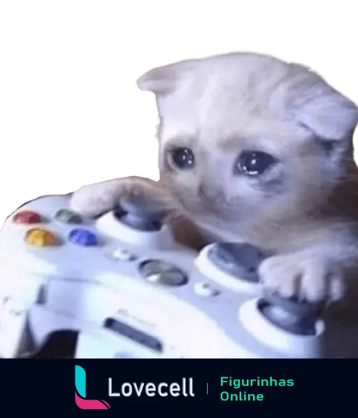 Gatinho chorando com olhar triste enquanto joga videogame com controle branco. Emoção, tristeza e videogame.