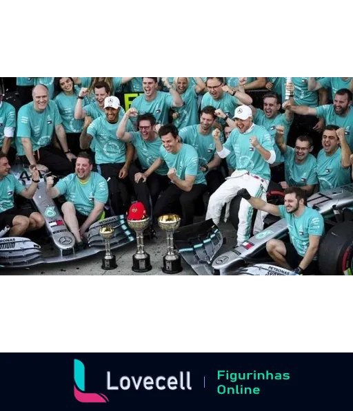 Equipe da Mercedes Motorsport comemorando vitória com troféus, membros sentados em carro de corrida e outros em pé ao redor, usando camisas azul-turquesa e expressando alegria