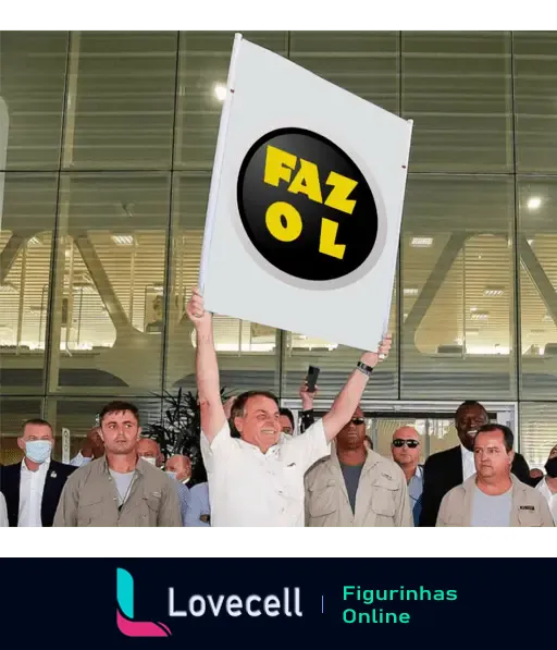 Grupo de homens sorridentes, um deles segurando um cartaz com o texto 'FAZ OL' em fundo preto e letras amarelas. Ambiente externo.