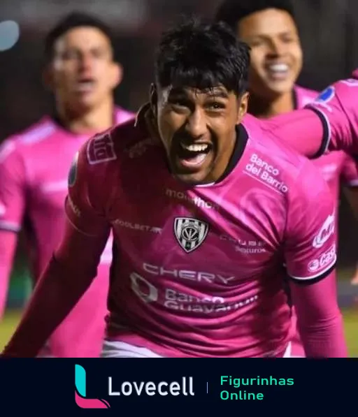 Jogador do Independiente del Valle celebrando gol com uniforme rosa, logos de Chery e Banco del Barrio visíveis