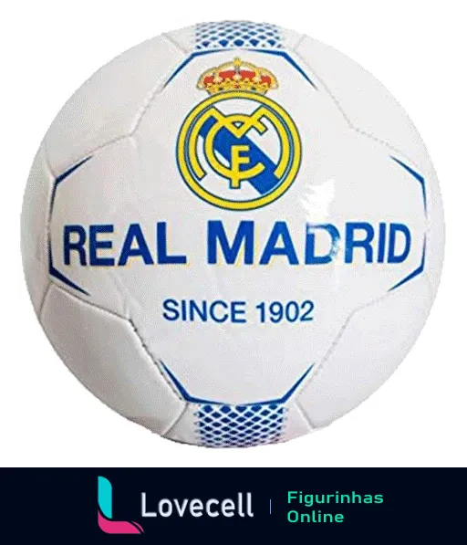 Bola de futebol branca com logo do Real Madrid em azul e palavras 'Real Madrid' com ano de fundação 'SINCE 1902' estampados