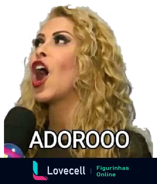 Figurinha da cantora Joelma em entrevista dizendo 'ADOROOO' com expressão entusiasmada e animada