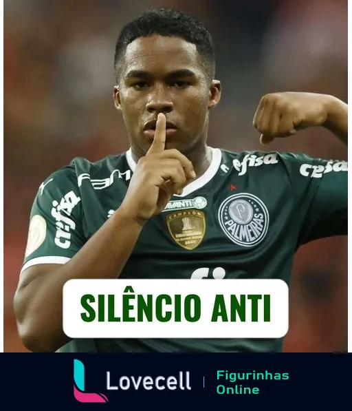 Figurinha do jogador do Palmeiras no estádio fazendo gesto de silêncio com o dedo, vestindo uniforme tradicional verde e branco, mensagem 'Silêncio Anti' para críticos