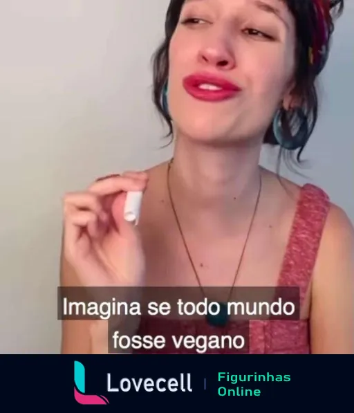 Mulher jovem com lenço na cabeça e batom vermelho segurando um fone de ouvido e refletindo pensativamente com a frase 'Imagina se todo mundo fosse vegano'