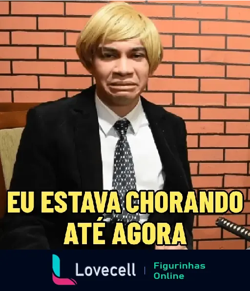 Figurinha de meme do Advogado Paloma com expressão triste e o texto 'Eu estava chorando até agora' e fundo de parede de tijolos.