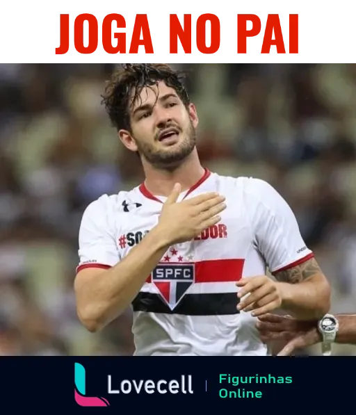 Jogador do São Paulo F.C. em campo com gesto de mão no peito e expressão concentrada, texto 'JOGA NO PAI' em letras vermelhas acima dele