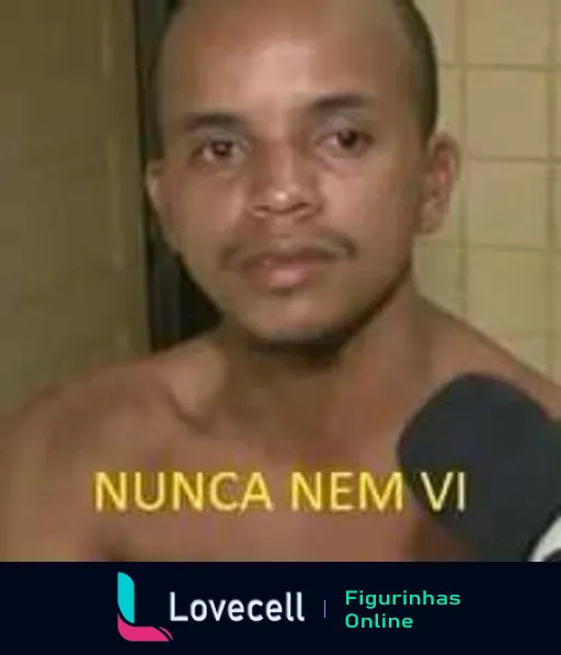 Figurinha de homem com expressão séria e texto 'NUNCA NEM VI' em letras amarelas, expressando incredulidade ou negação