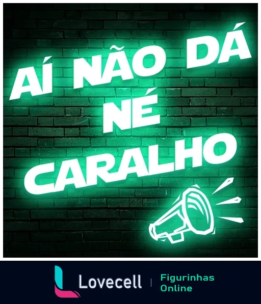 Texto em neon verde 'Aí não dá né caralho' com ícone de megafone em fundo de tijolos escuros