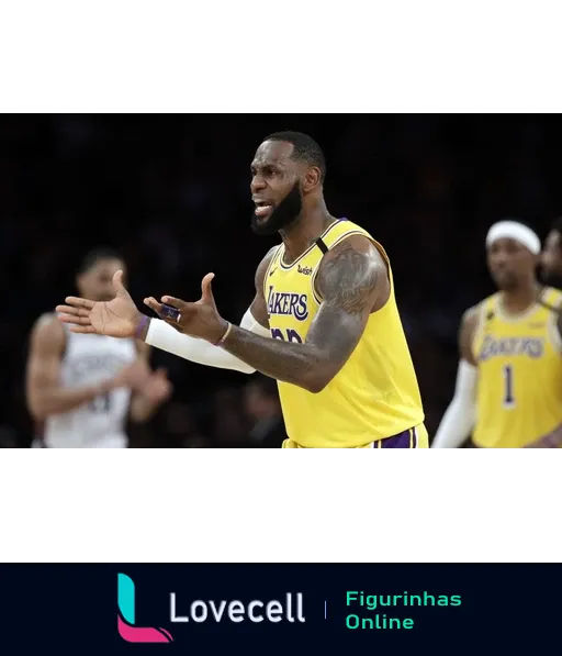 Lebron James, jogador dos Lakers, expressa frustração durante um jogo de basquete, vestindo o uniforme amarelo do Lakers, número 23.