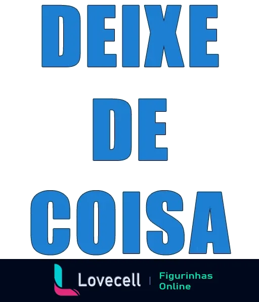 Figurinha com texto 'DEIXE DE COISA' em letras grandes e negrito na cor azul claro sobre fundo branco, indicada para expressar que alguém está sendo dramático ou fazendo algo desnecessário