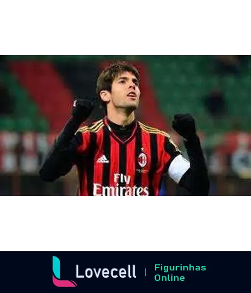 Jogador do AC Milan comemorando com uniforme vermelho e preto e patrocínio da Fly Emirates, expressando emoção com punhos cerrados e olhando para o céu