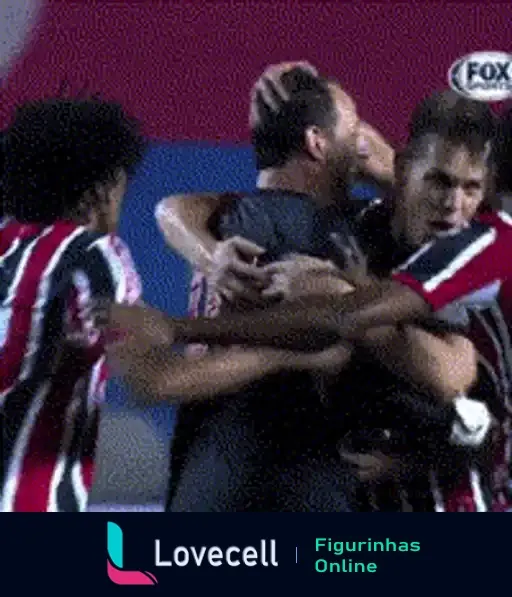 Animação de jogadores do São Paulo se abraçando e celebrando uma vitória no campo, com uniforme listrado e logo da FOX Sports ao fundo