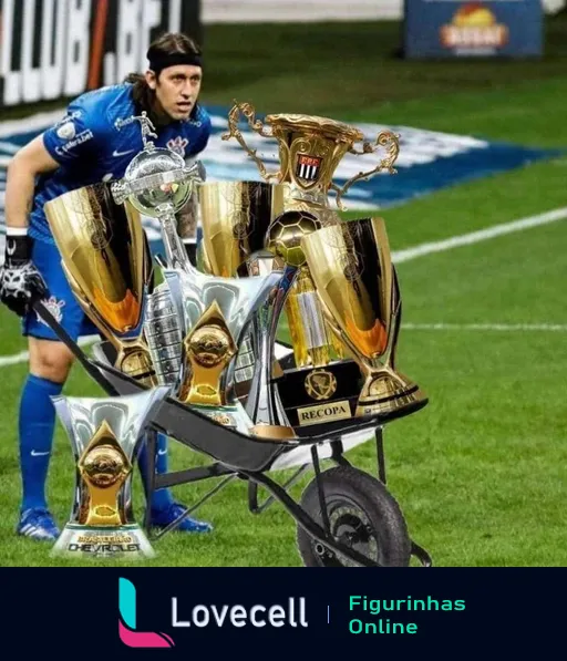 Figurinha de Cássio, goleiro do Corinthians, empurrando um carrinho com troféus como Libertadores e Mundial de Clubes, vestido com uniforme de jogo