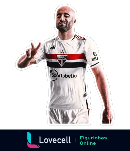 Jogador do São Paulo Futebol Clube fazendo sinal de paz com a mão direita, vestindo uniforme branco com detalhes em preto e vermelho, e logo da Sportsbet.io