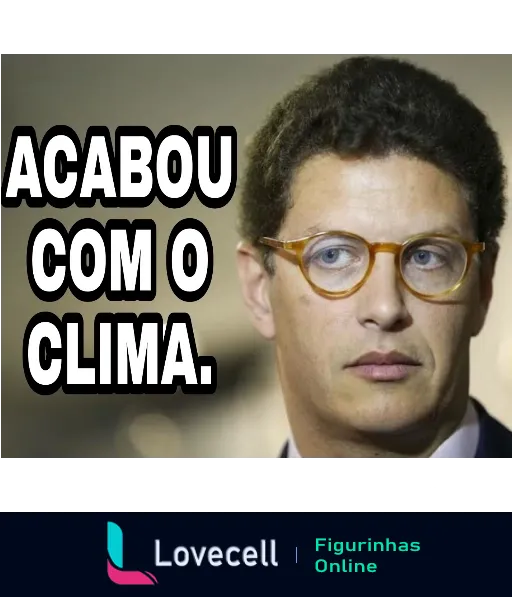 Homem de óculos com aro laranja e expressão séria com texto 'ACABOU COM O CLIMA' em letras maiúsculas, indicado para discussões sobre mudanças climáticas ou decisões políticas impactantes