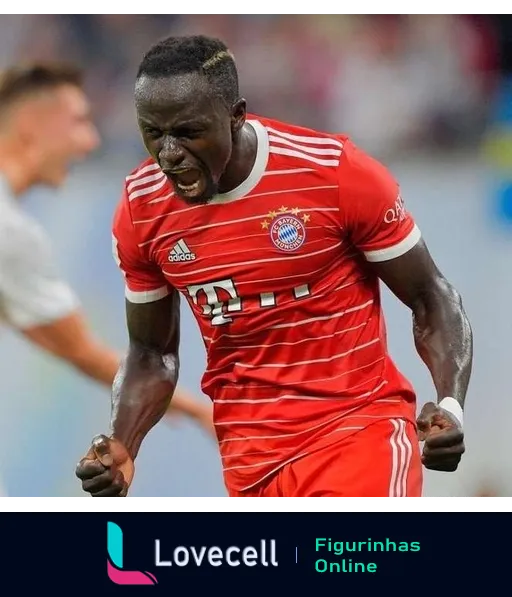 Jogador do Bayern de Munique comemorando com grande emoção em campo, vestindo uniforme vermelho com logo da Adidas e patrocinador T