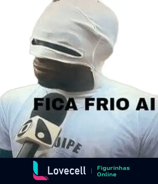 Homem com camiseta cobrindo o rosto sendo entrevistado por uma repórter com o microfone de uma emissora de TV e o texto 'FICA FRIO AI'.