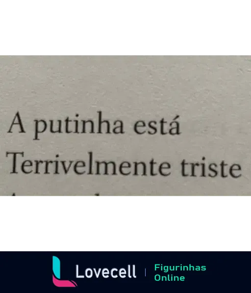 Figurinha de deboche com a frase 'A putinha está terrivelmente triste' escrita em texto preto em um fundo claro.