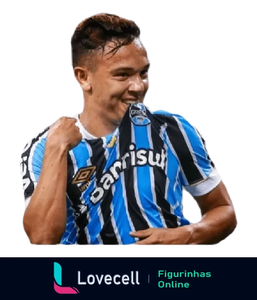 Figurinha de jogador jovem do Grêmio comemorando, sorriso, uniforme azul e preto com patrocínio Banrisul, cabelo molhado