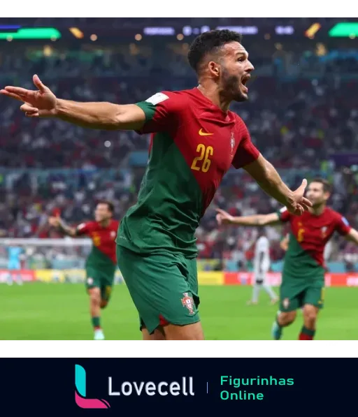 Jogador de Portugal comemorando gol com braços abertos, vestido com uniforme verde e vermelho, em estádio lotado