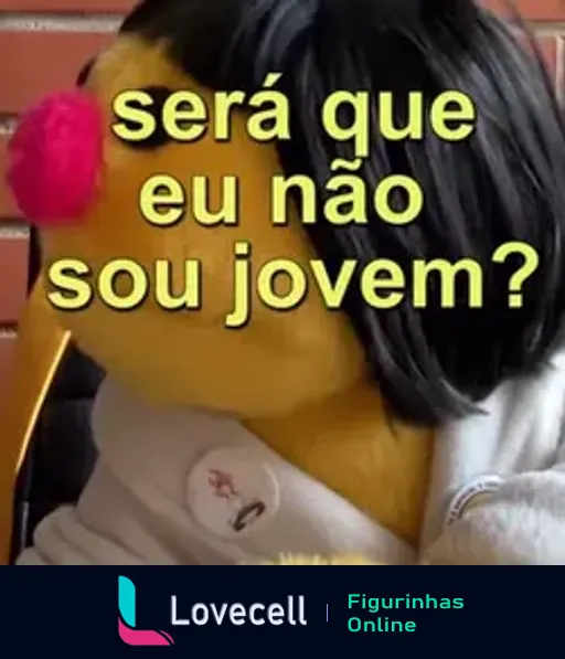 Figurinha de jovem mulher com nariz de palhaço vermelho e suéter amarelo, com expressão contemplativa e texto 'será que eu não sou jovem?'