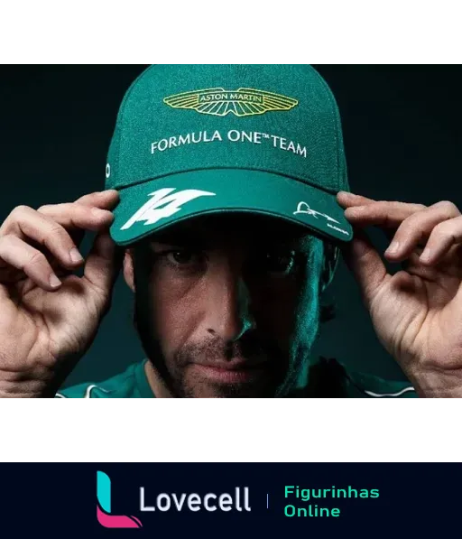 Fernando Alonso ajustando um boné verde da Aston Martin Formula One Team com atitude confiante