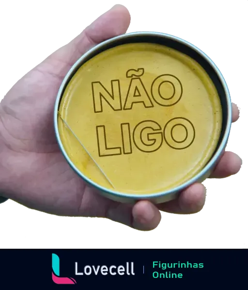 Mão segurando tampa amarela com frase 'NÃO LIGO' em fundo desfocado, expressando desinteresse ou indiferença de forma humorística