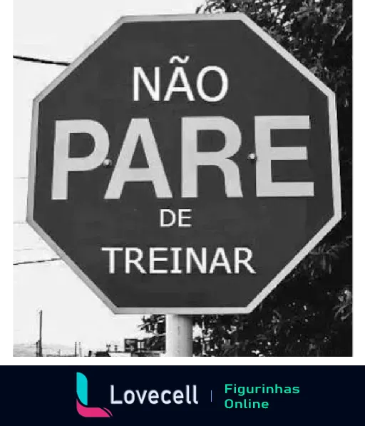 Figurinha de placa de trânsito em formato de octógono com a frase 'NÃO PARE DE TREINAR' em letras brancas sobre fundo preto, em ambiente urbano