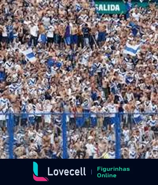 Multidão de torcedores do Racing Club celebrando animadamente em um estádio, vestidos em branco e azul, com faixas e bandeiras