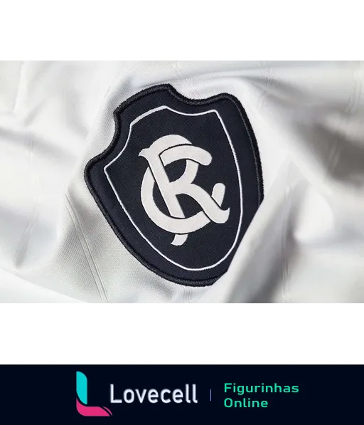 Escudo do Clube do Remo em preto e branco, com letras 'R' e 'C' entrelaçadas, em close em tecido de camiseta