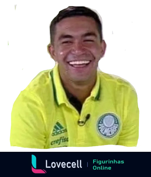 Homem sorrindo alegremente e vestindo uniforme amarelo do Palmeiras, expressando felicidade e bom humor