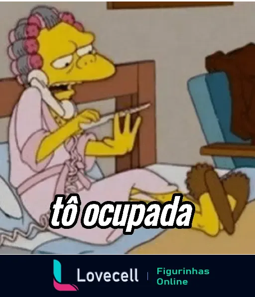 Personagem do desenho Os Simpsons, com bobes no cabelo, fala ao telefone enquanto faz as unhas com expressão de desinteresse, acompanhada de texto 'tô ocupada'.