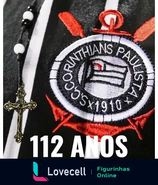 Figurinha comemorativa dos 112 anos do Corinthians, mostrando o emblema do clube adornado com um terço e uma cruz, simbolizando fé e devoção ao futebol.