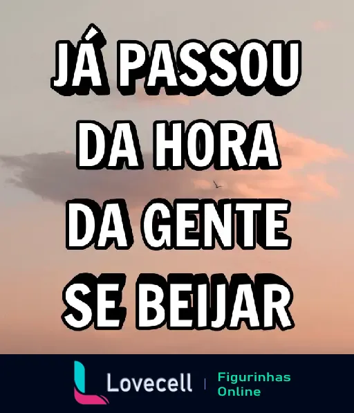 Figurinha com a frase ‘Já passou da hora da gente se beijar’ em fundo de pôr do sol, ideal para enviar como cantada para o crush.