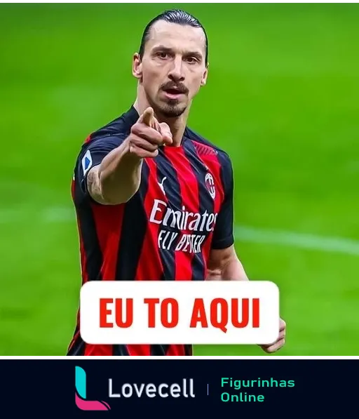 Zlatan Ibrahimović vestido com o uniforme do Milan, apontando para a frente e com a legenda 'EU TO AQUI' abaixo dele