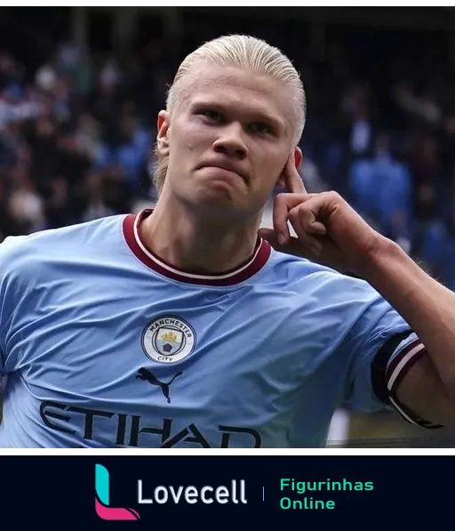 Jogador loiro do Manchester City comemorando com gesto de mão no ouvido em uniforme azul celeste