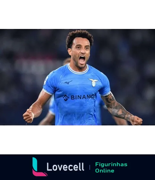 Jogador da Lazio celebrando com uniforme azul, tatuagens visíveis, emblema da Lazio e logo da Binance